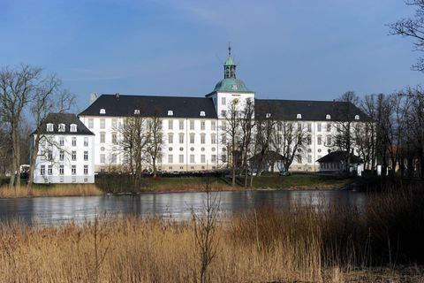 Jahrzehntelang wurden die Moorleichen in Schloss Gottorf präsentiert, nun geht es für sie während der Umbauphase ins rund 200 Ki