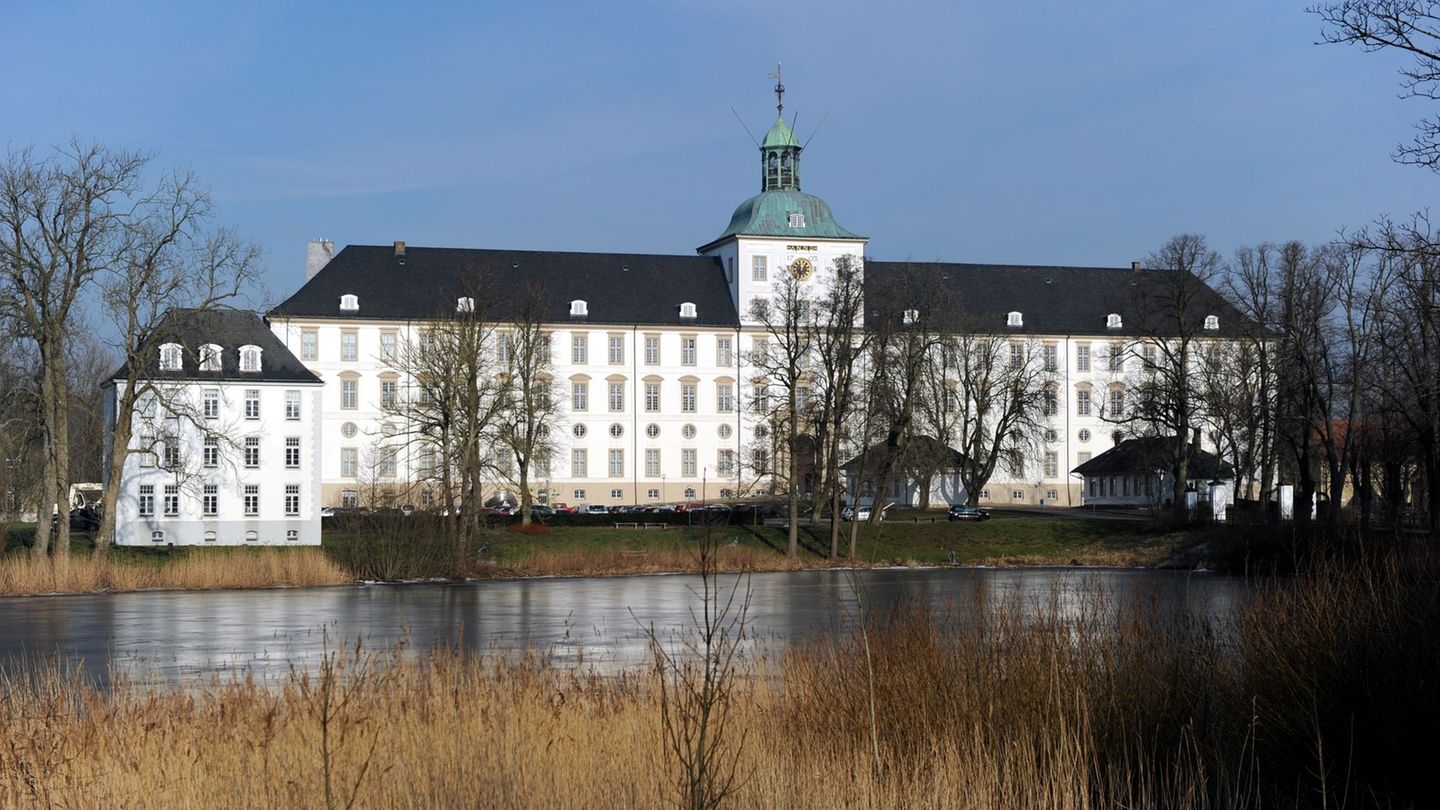 Jahrzehntelang wurden die Moorleichen in Schloss Gottorf präsentiert, nun geht es für sie während der Umbauphase ins rund 200 Ki Jahrzehntelang wurden die Moorleichen in Schloss Gottorf präsentiert, nun geht es für sie während der Umbauphase ins rund 200 Ki