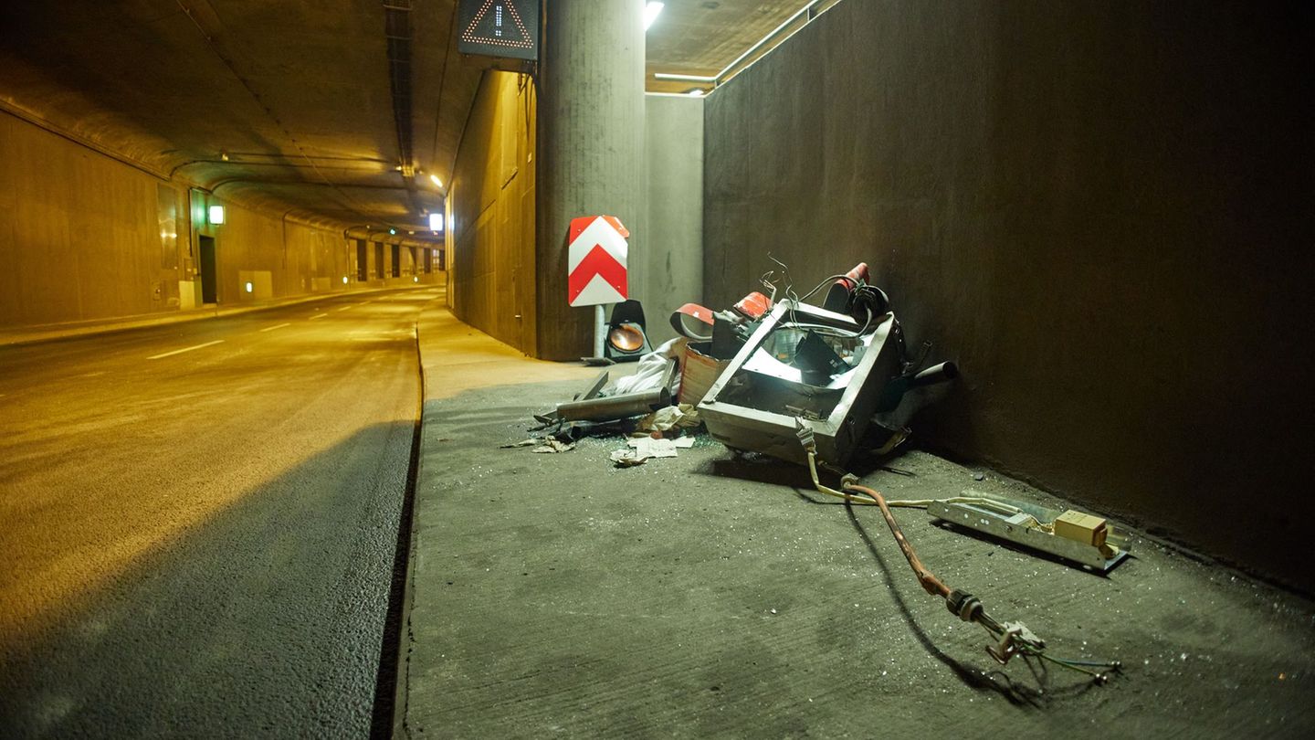 Ein Lastwagen hatte sich am Montag im Tiergartentunnel verkeilt – und dabei Tunneltechnik beschädigt. (Archivbild) Foto: Jörg Ca