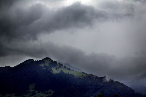 Schwere Gewitter und heftiger Starkregen ziehen am Donnerstag über Bayern. (Archivbild) Foto: Karl-Josef Hildenbrand/dpa
