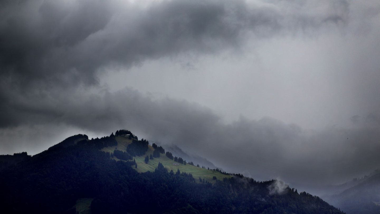 Schwere Gewitter und heftiger Starkregen ziehen am Donnerstag über Bayern. (Archivbild) Foto: Karl-Josef Hildenbrand/dpa