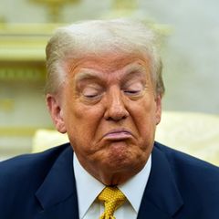 In den USA soll der Oberste Gerichtshof nun über Donald Trumps Zollpolitik entscheiden. (Archivbild) Foto: Alex Brandon/AP/dpa