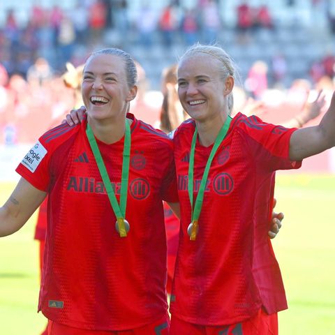Magdalena Eriksson (l.) und Pernille Harder vom Fc Bayern jubeln gemeinsam