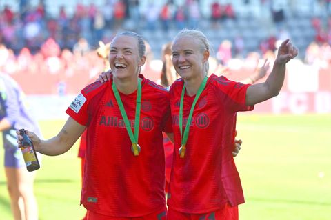Magdalena Eriksson (l.) und Pernille Harder vom Fc Bayern jubeln gemeinsam