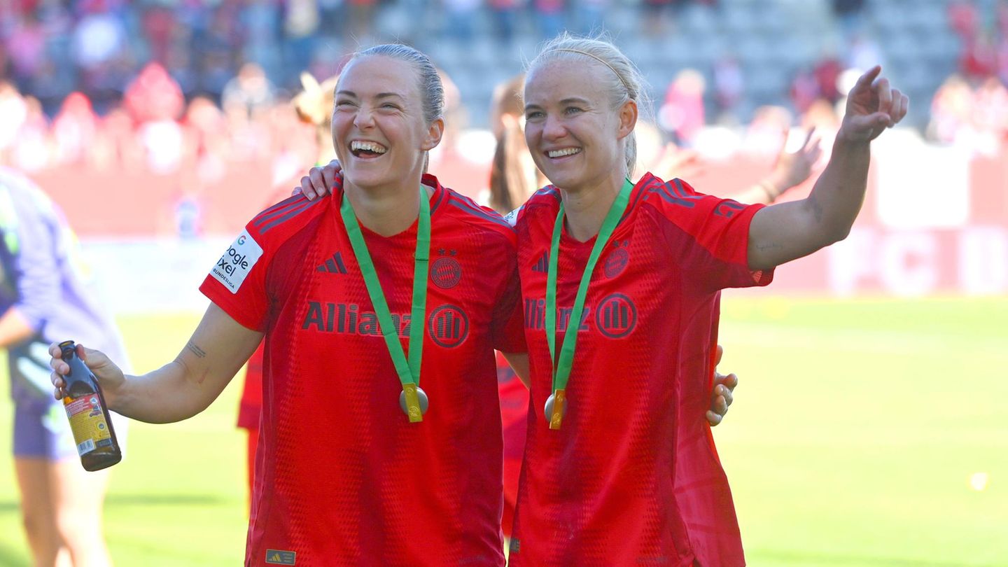 Magdalena Eriksson (l.) und Pernille Harder vom Fc Bayern jubeln gemeinsam