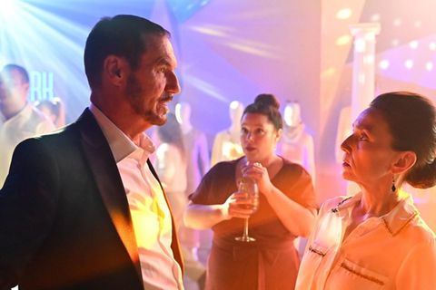 "Alles was zählt": Ein schicksalhafter Moment erinnert Richard (l.) und Simone (r.) an ihrem Hochzeitstag an ihre Liebe.