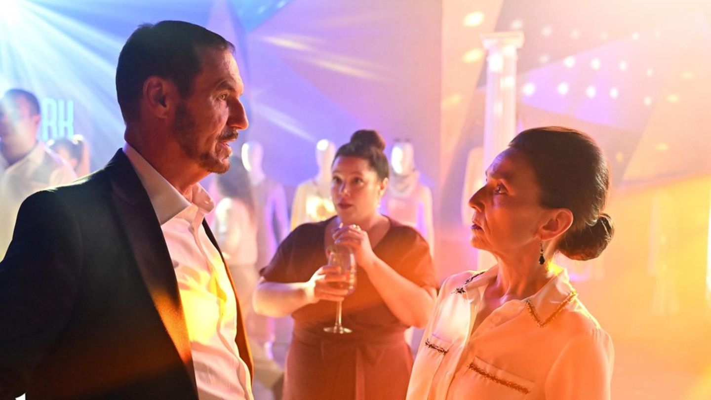 "Alles was zählt": Ein schicksalhafter Moment erinnert Richard (l.) und Simone (r.) an ihrem Hochzeitstag an ihre Liebe.