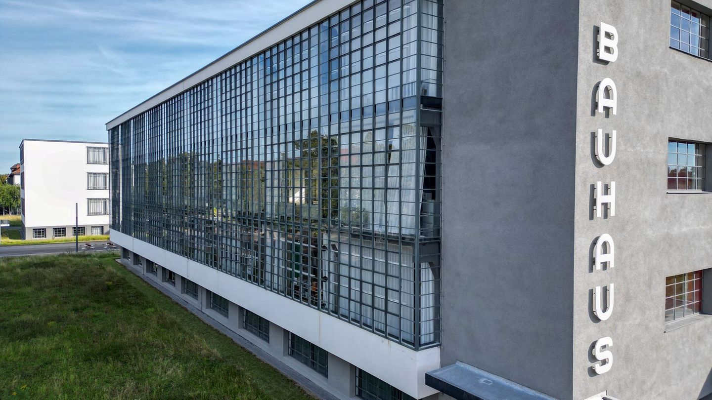 Bauhäusler feiern ihre Schule - auch mit Selbstkritik. Foto: Jan Woitas/dpa