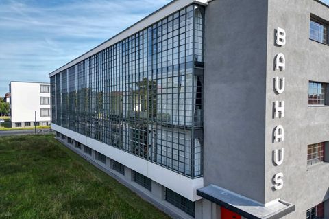 Bauhäusler feiern ihre Schule - auch mit Selbstkritik. Foto: Jan Woitas/dpa