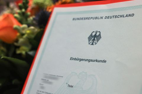 Für Zigtausende Syrer ist die Einbürgerung in Nordrhein-Westfalen ein Ausweg aus einer unsicheren Zukunft in ihrer Heimat. (Symb