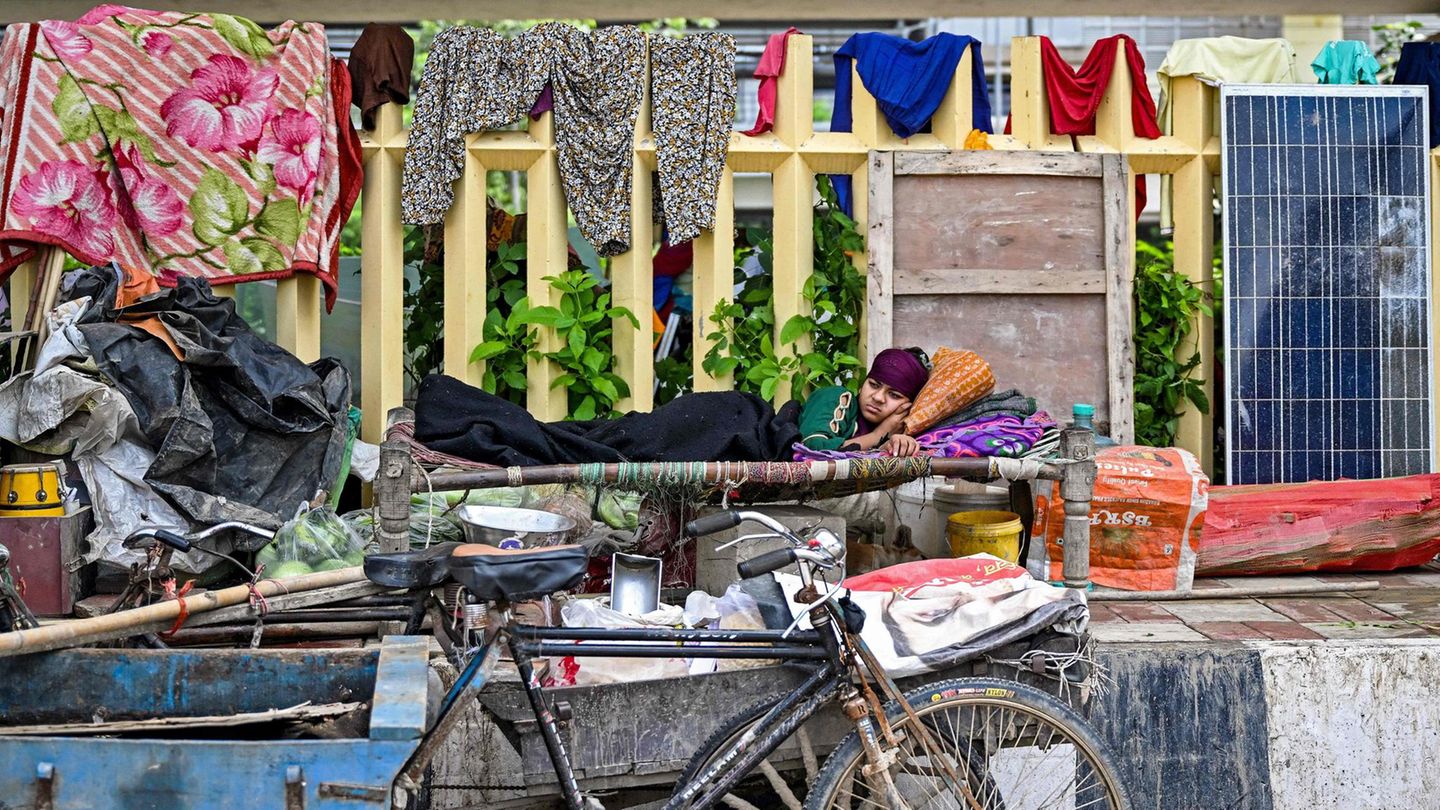 Neu-Delhi, Indien. Fast wie ein Gemälde wirkt das Foto einer Frau, die in einem Camp Schutz vor den Wassermassen des Yamuna-Flusses sucht, der nach heftigen Regenfällen über seine Ufer getreten ist