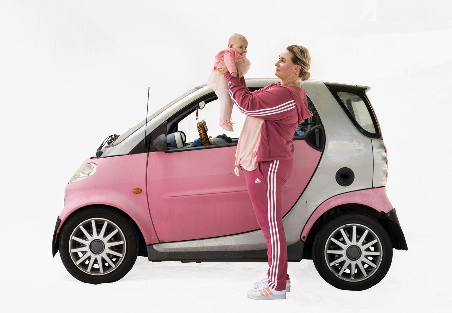Rosaner Smart, davor Mutter mit Baby