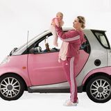 Rosaner Smart, davor Mutter mit Baby