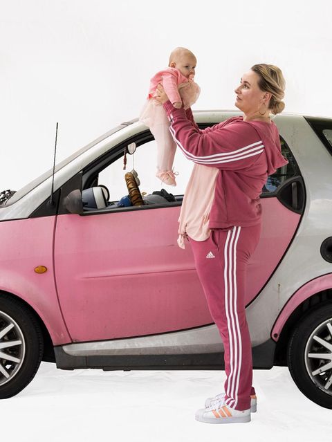 Rosaner Smart, davor Mutter mit Baby