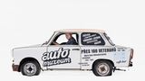 Mann in weißem Trabant