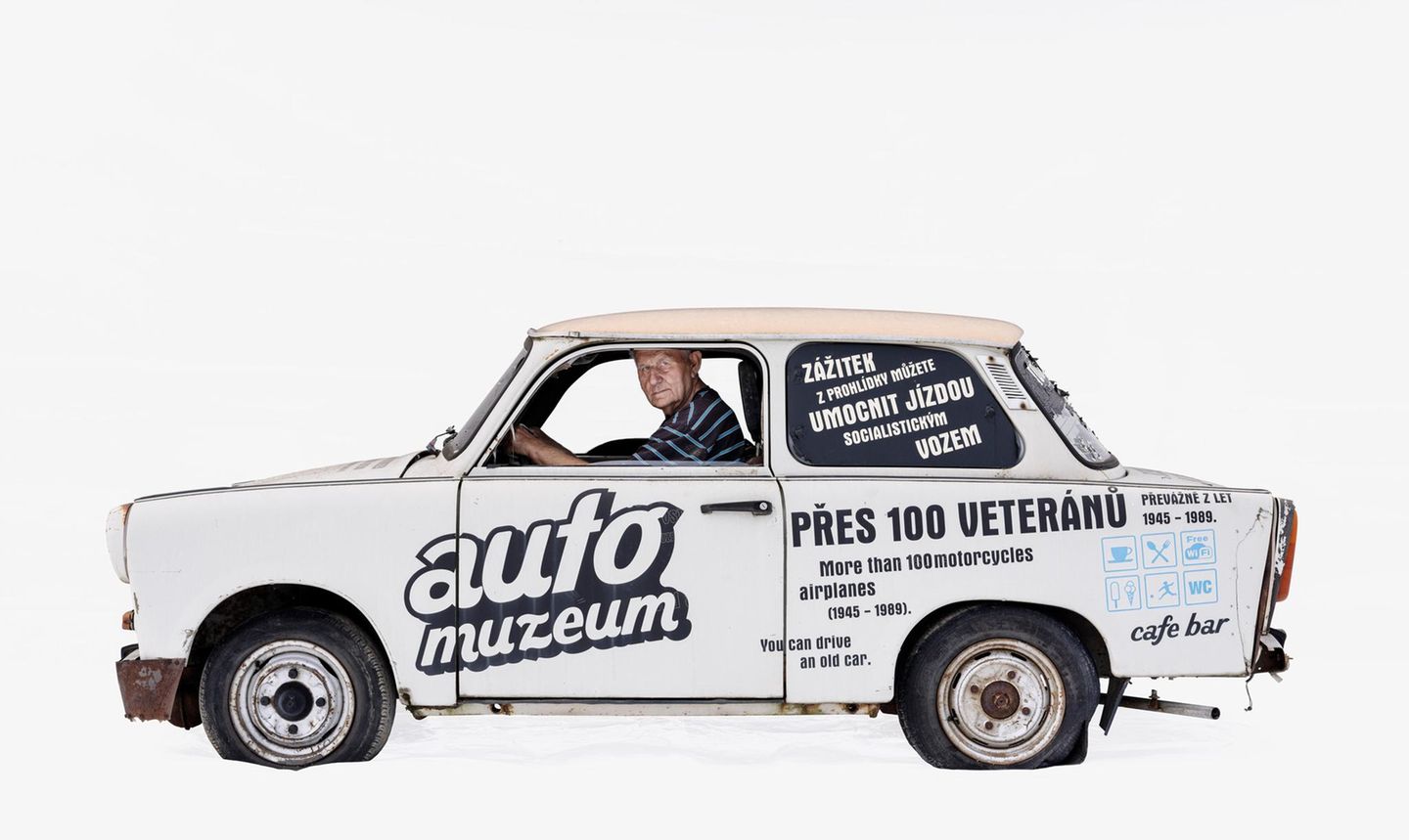 Mann in weißem Trabant