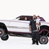 Weißer Lowrider mit Familie