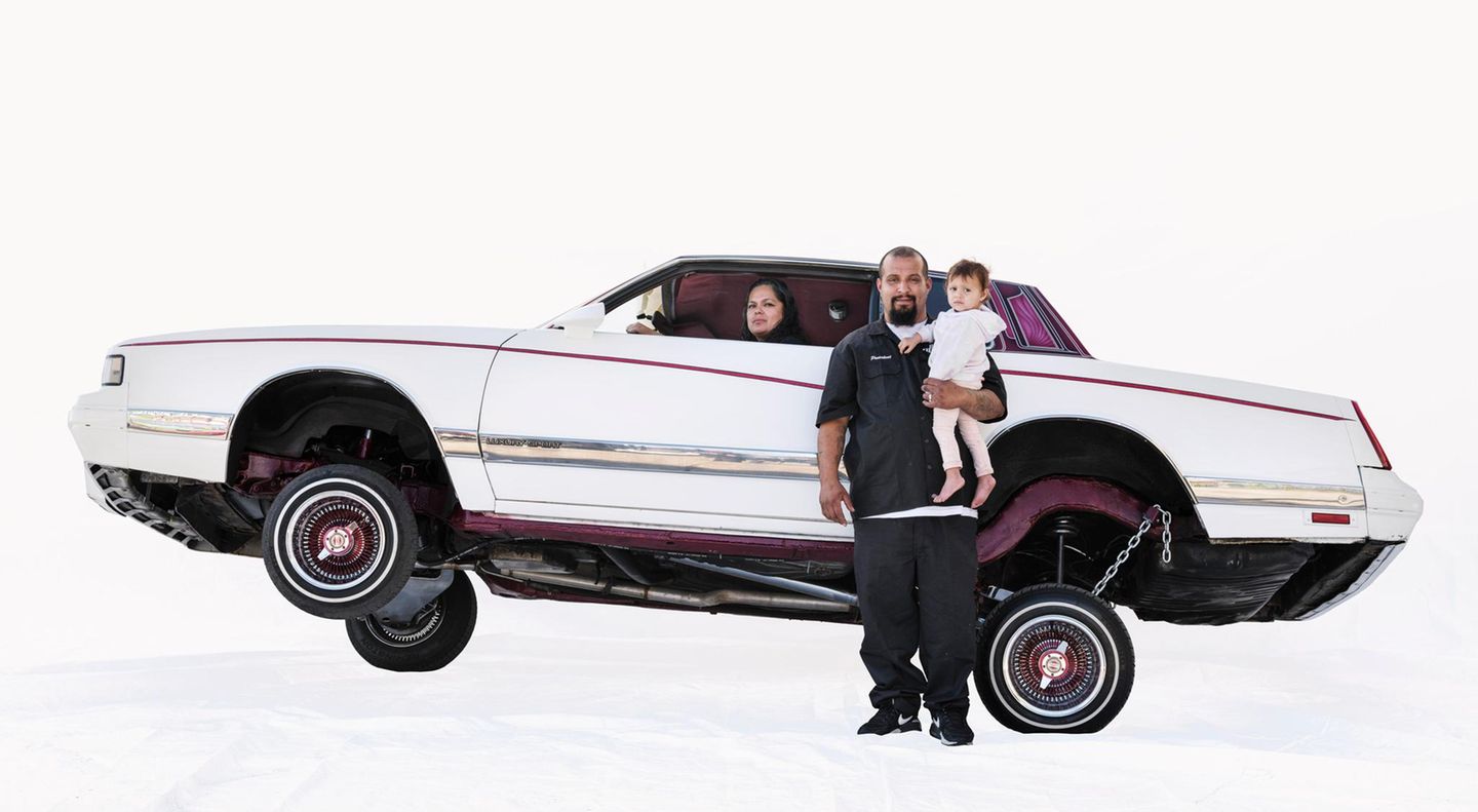 Weißer Lowrider mit Familie