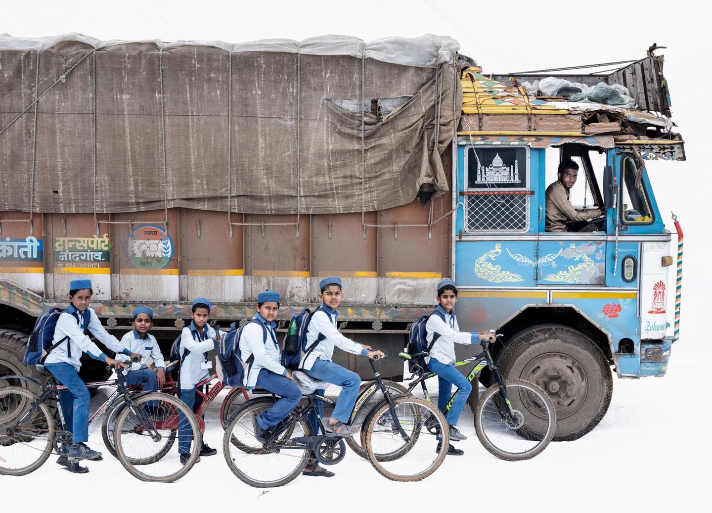 Indischer Truck und Fahrräder