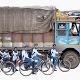 Indischer Truck und Fahrräder