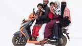 Indische Familie auf einem Roller
