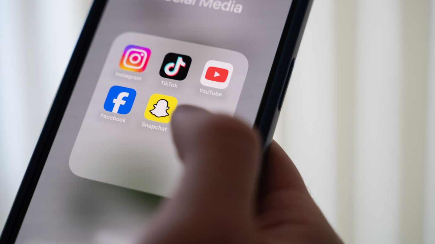 Vorsicht vor Anlage-Tipps auf Social Media (Archivbild). Foto: Alicia Windzio/dpa