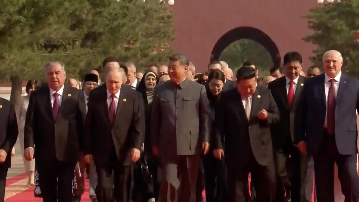 Während Live-Übertragung: Mikro fängt privaten Plausch von Putin und Xi über unendliches Leben ein