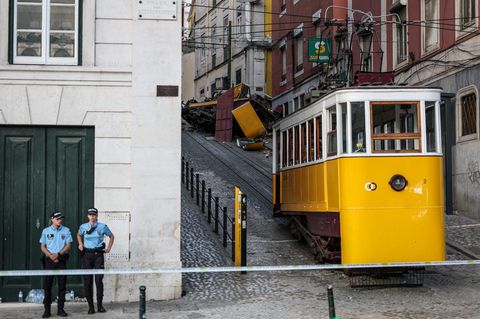 Lissabon: Bahn entgleist