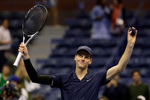 Jannik Sinner stürmte ins Halbfinale der US Open. Foto: Adam Hunger/AP/dpa