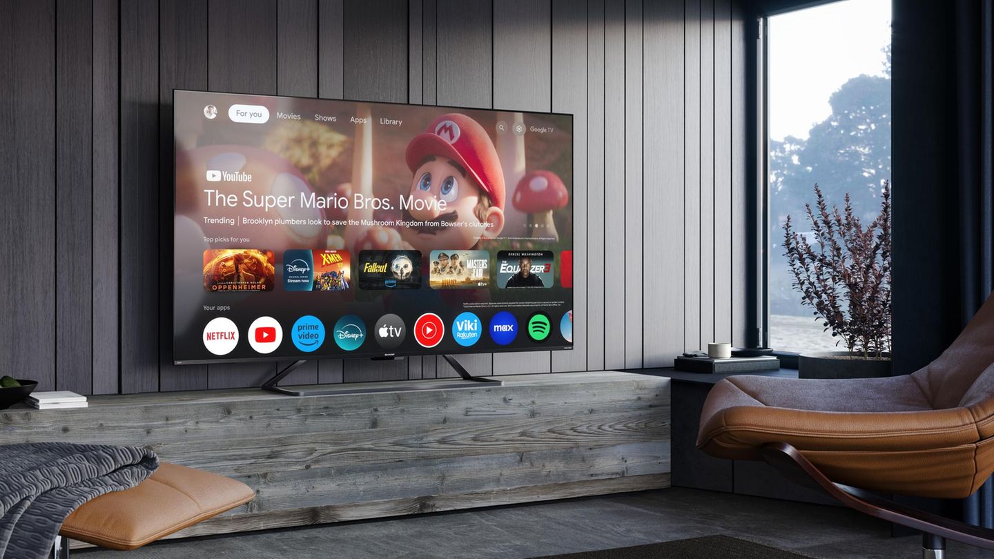 Der Flexible: Auch wenn der Sharp 65GR8265E mit 4K-Auflösung, QLED, 144 Hertz Bildwiederholrate und Dolby Atmos auch technisch modern daher kommt – die große Stärke der neuen Sharp-TVs ist eine andere. Während man sich bei den Konkurrenten bei der Wahl des Herstellers auch für ein Betriebssystem entscheidet, lässt Sharp den Kunden die Wahl. Alle auf der IFA vorgestellten Modelle gibt es je nach Wunsch mit GoogleTV, RokuTV oder TiVo