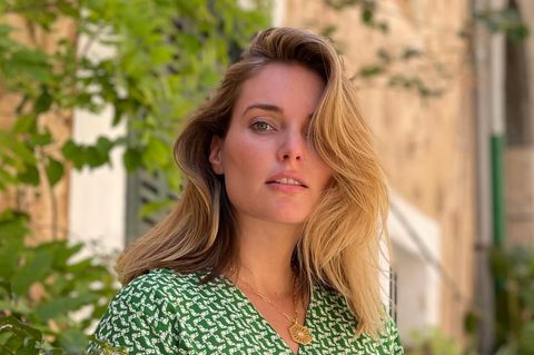 Influencerin Marie von den Benken hat über ihren Kinderwunsch geschrieben und lächelt in die Kamera.