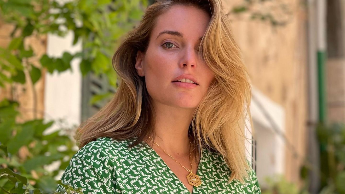 Influencerin Marie von den Benken hat über ihren Kinderwunsch geschrieben und lächelt in die Kamera.