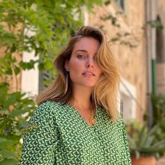 Influencerin Marie von den Benken hat über ihren Kinderwunsch geschrieben und lächelt in die Kamera.