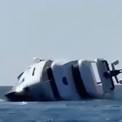 Luxus-Yacht kippt nur Minuten nach Stapellauf und sinkt