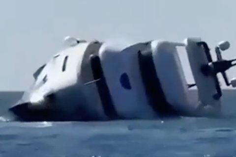 Luxus-Yacht kippt nur Minuten nach Stapellauf und sinkt