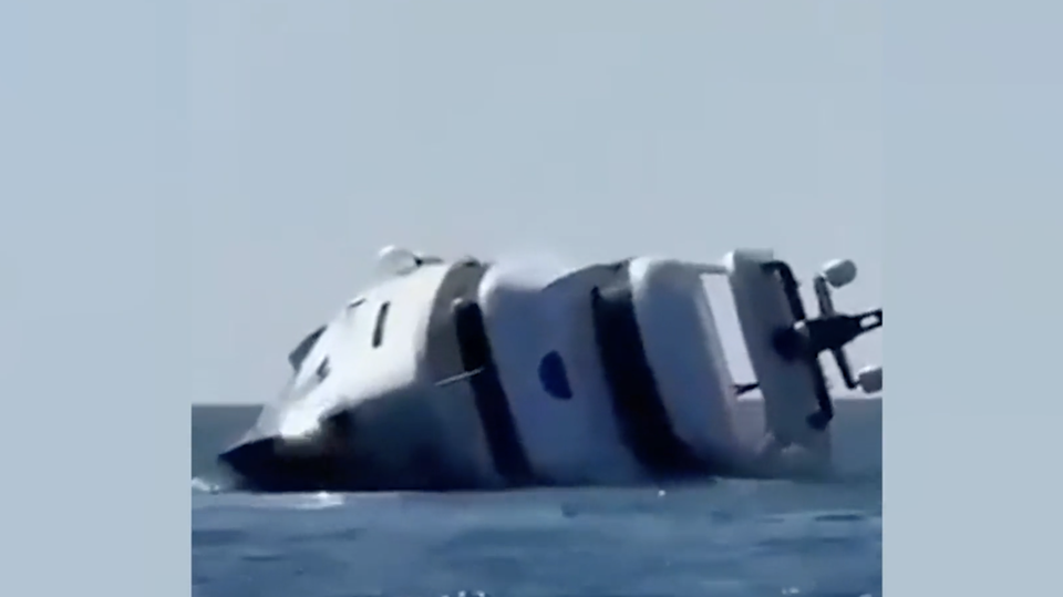 Luxus-Yacht kippt nur Minuten nach Stapellauf und sinkt Luxus-Yacht kippt nur Minuten nach Stapellauf und sinkt