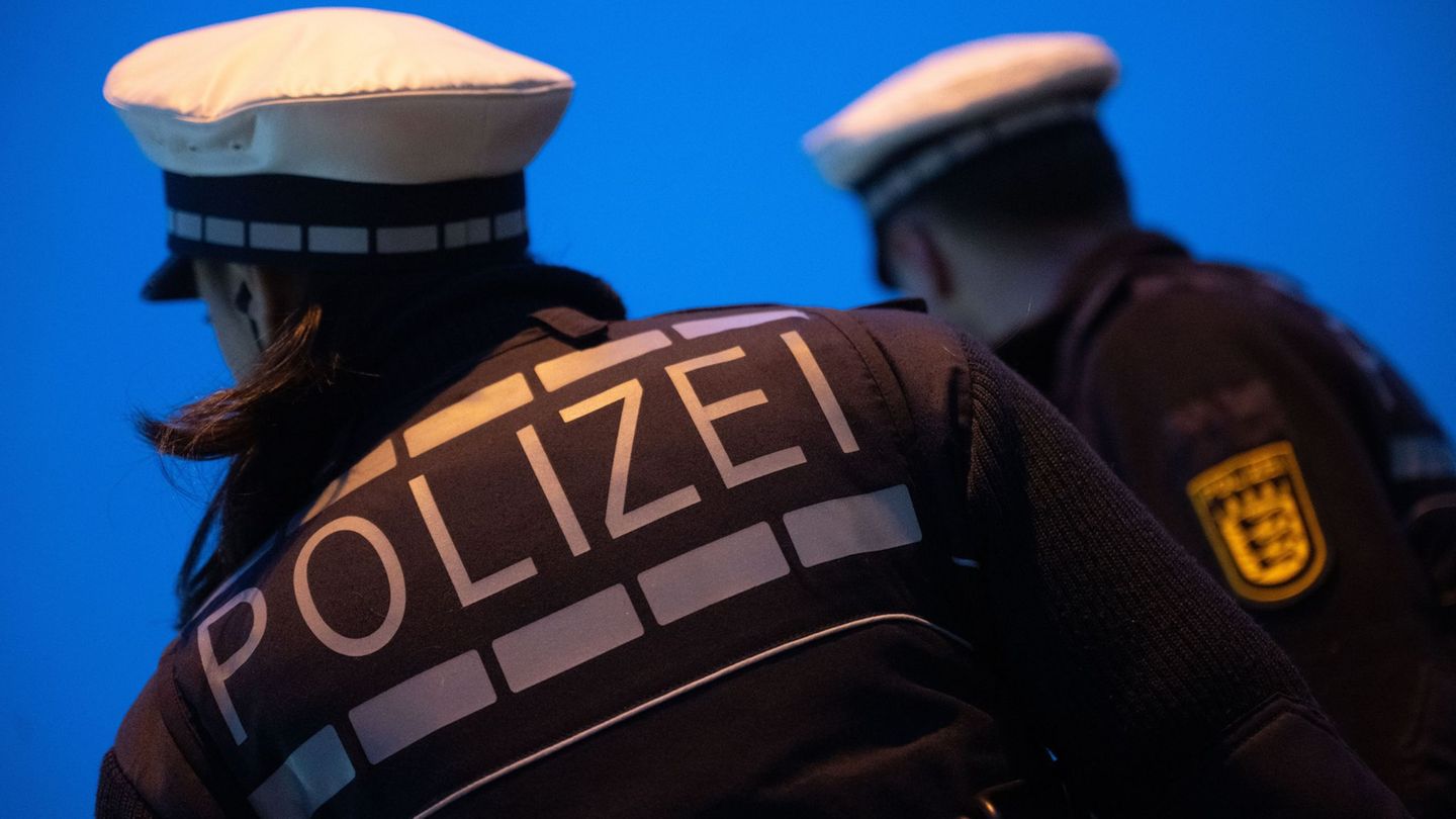 Polizistinnen und Polizisten im Südwesten sollen sicherere Uniformen bekommen. (Archivbild) Foto: Marijan Murat/dpa