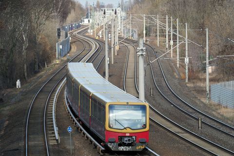 Aus Sicherheitsgründen wird die S-Bahn bei Großveranstaltungen künftig nicht am S-Bahnhof Tempelhof halten. (Archivbild) Foto: S
