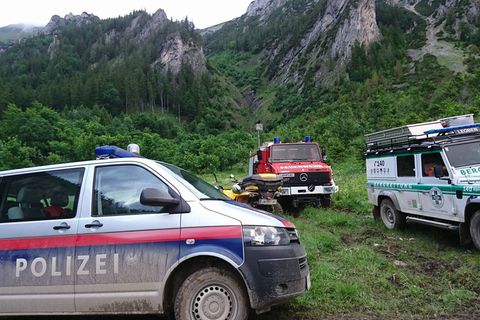 Vor den Augen ihrer Begleiter stürzt eine 60-Jährige in den Tod. (Symbolbild) Foto: Roland Theny/Filmteam-Austria/dpa