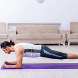 Ein Mann auf einer Yoga-Matte trainiert