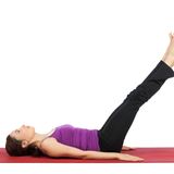 Leg Lifts  Wer seine unteren Bauchmuskeln trainieren möchte, sollte sich mit Leg Lifts anfreunden. Dafür mit dem Rücken flach auf die Matte legen, Arme mit den Handinnenflächen am Boden oder zur Unterstützung unter dem Gesäß ablegen. Die Beine im 45-Grad-Winkel zum Boden anheben und anspannen, dann langsam absenken. Ohne den Boden zu berühren, die Beine wieder anheben