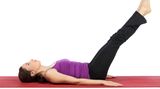 Leg Lifts  Wer seine unteren Bauchmuskeln trainieren möchte, sollte sich mit Leg Lifts anfreunden. Dafür mit dem Rücken flach auf die Matte legen, Arme mit den Handinnenflächen am Boden oder zur Unterstützung unter dem Gesäß ablegen. Die Beine im 45-Grad-Winkel zum Boden anheben und anspannen, dann langsam absenken. Ohne den Boden zu berühren, die Beine wieder anheben