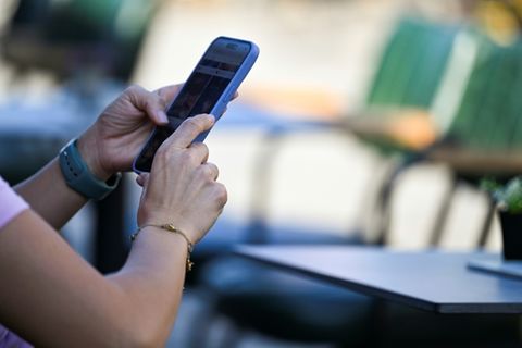 Frau mit Handy