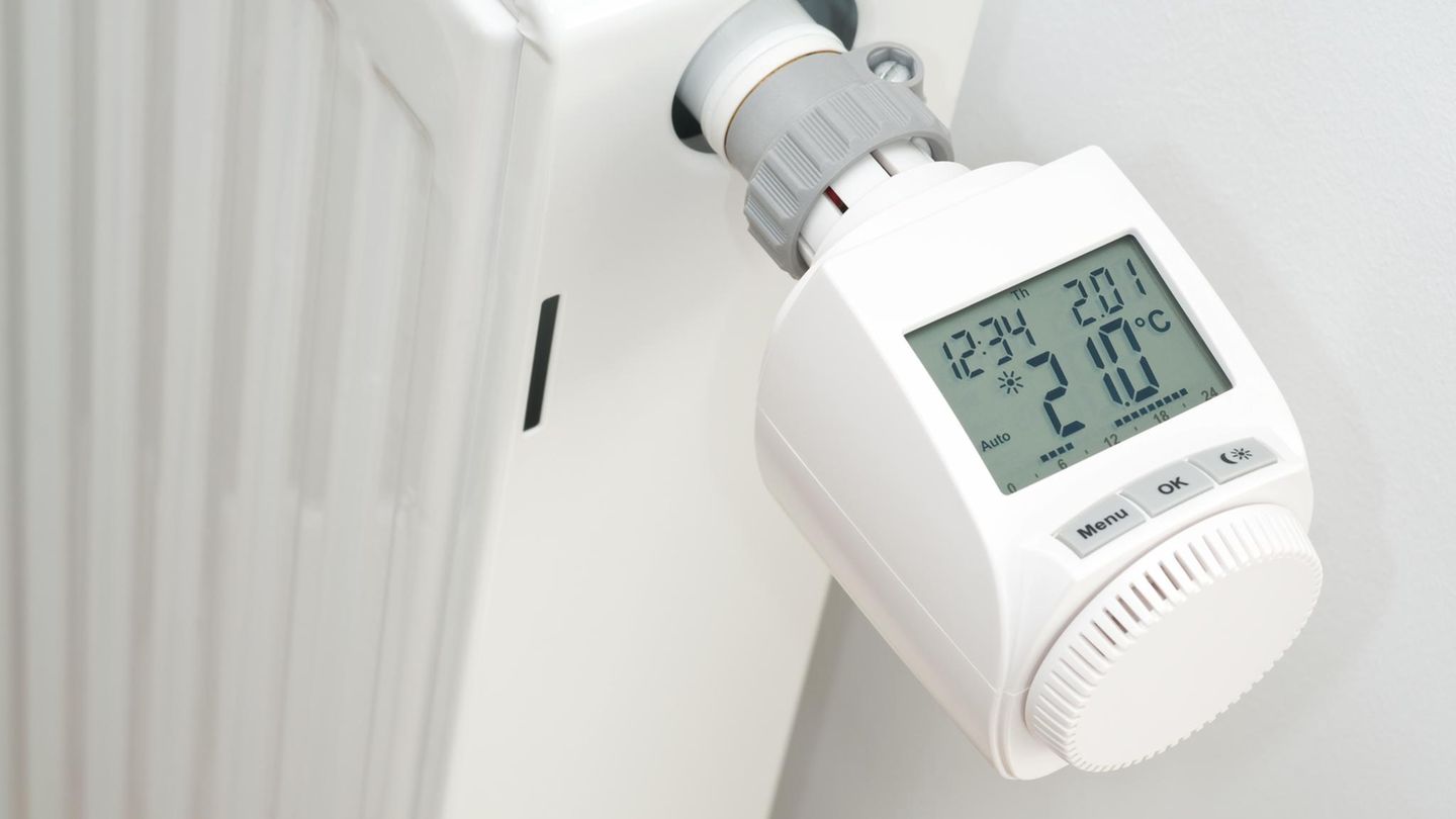 Ein smartes Thermostat zeigt die Temperatur an