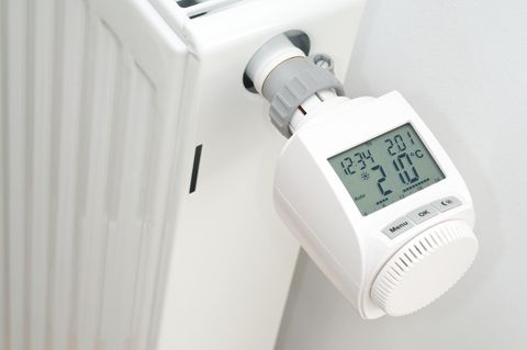 Ein smartes Thermostat zeigt die Temperatur an