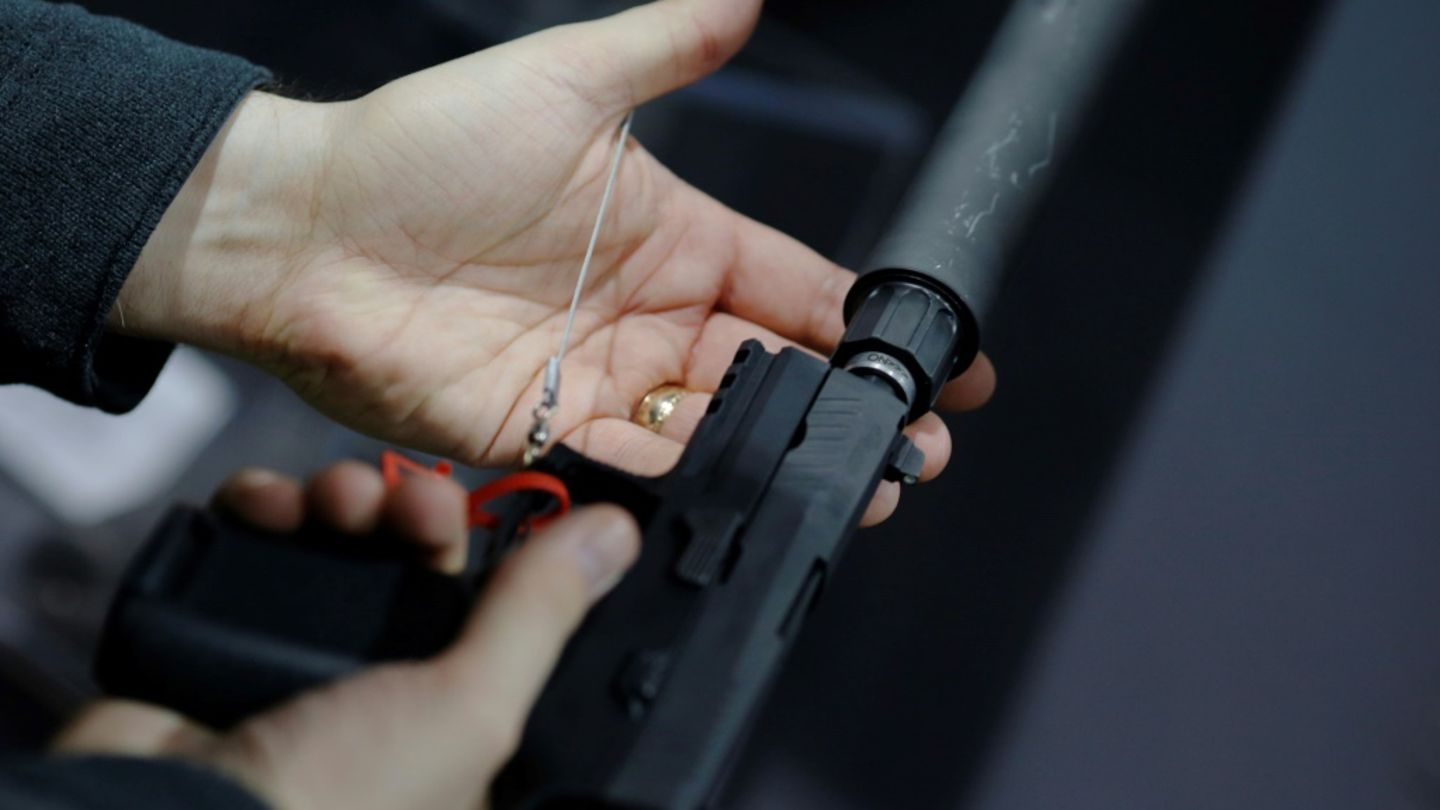 Pistole mit Schalldämpfer auf Waffenmesse