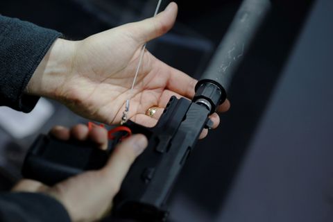 Pistole mit Schalldämpfer auf Waffenmesse