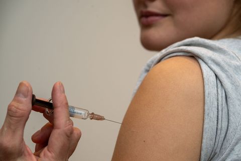 Die Impfzahlen gegen Influenza in Hessen sinken 2025. (Symbolbild) Foto: Stefan Puchner/dpa