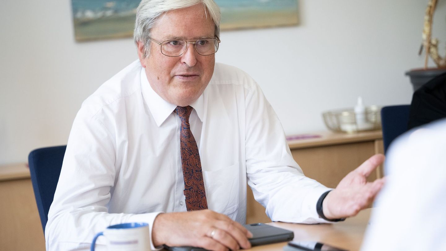 Zwischen Brandenburgs Ex-Wirtschaftsminister Jörg Steinbach (SPD) und der Landesregierung gibt es unterschiedliche Auffassungen