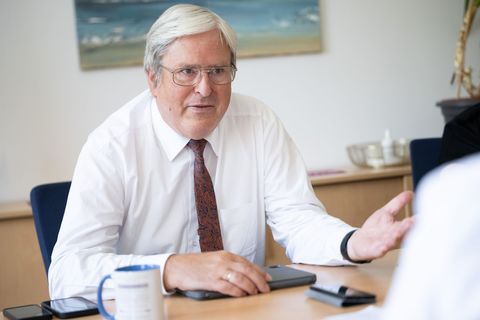 Zwischen Brandenburgs Ex-Wirtschaftsminister Jörg Steinbach (SPD) und der Landesregierung gibt es unterschiedliche Auffassungen